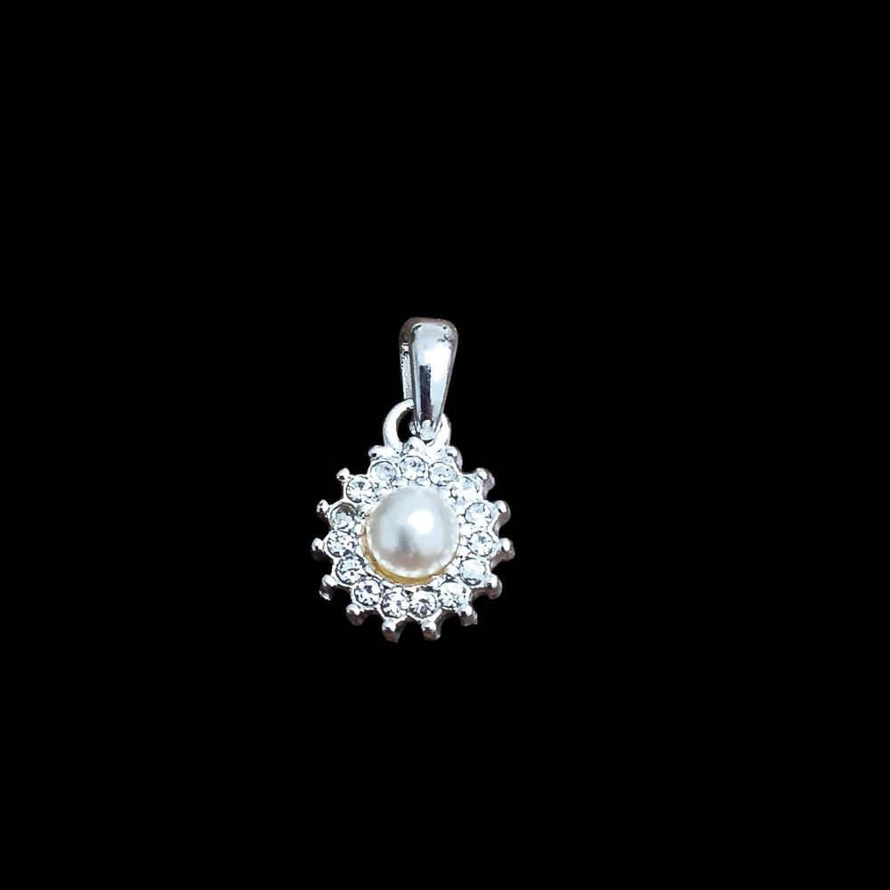 🌟3/$15 Silver Pearl Rhinestone Pendant